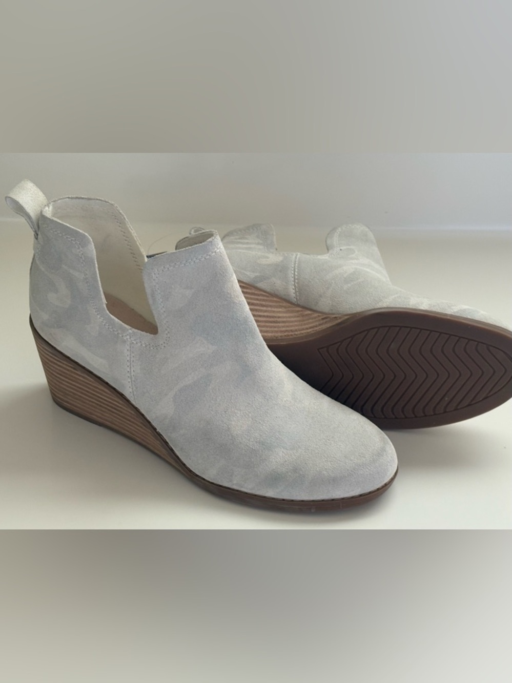 NWT TOMS Women's Kallie Egret Light Gray  Camo Printed Suede Wedge Booties Sz 8